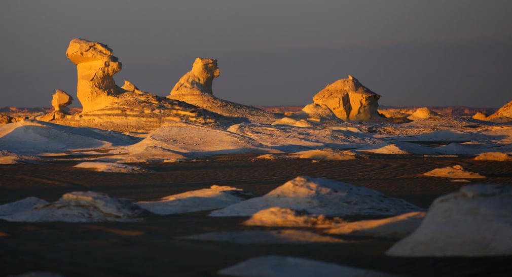 Những khối đá kỳ lạ ở sa mạc trắng - Ảnh 1.