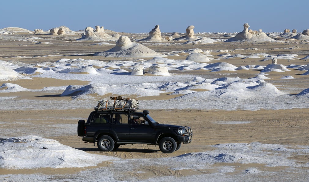 Những khối đá kỳ lạ ở sa mạc trắng - Ảnh 5.