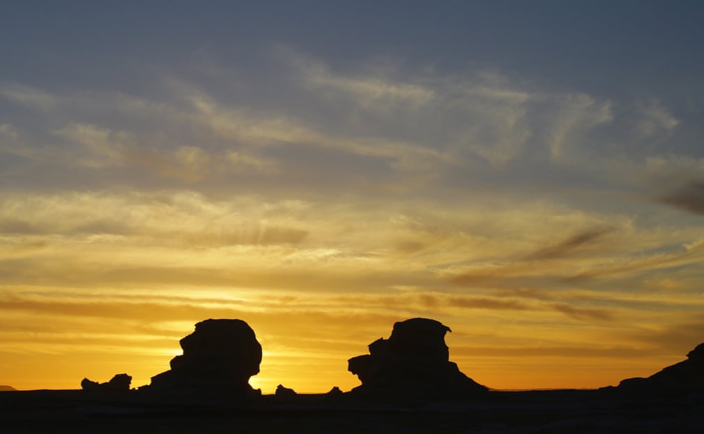Những khối đá kỳ lạ ở sa mạc trắng - Ảnh 9.