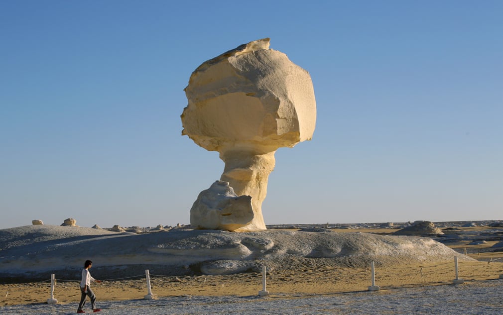 Những khối đá kỳ lạ ở sa mạc trắng - Ảnh 2.