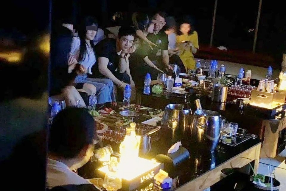 Huỳnh Hiểu Minh lên tiếng về ảnh đi bar với nhiều người đẹp - Ảnh 1.