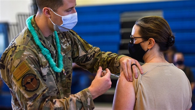 Loạt lính Mỹ từ chối tiêm vaccine COVID-19 - Ảnh 1.