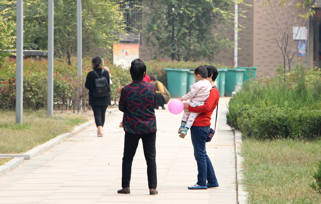 Trung Quốc xem xét thí điểm dỡ bỏ giới hạn sinh con - Ảnh 1.