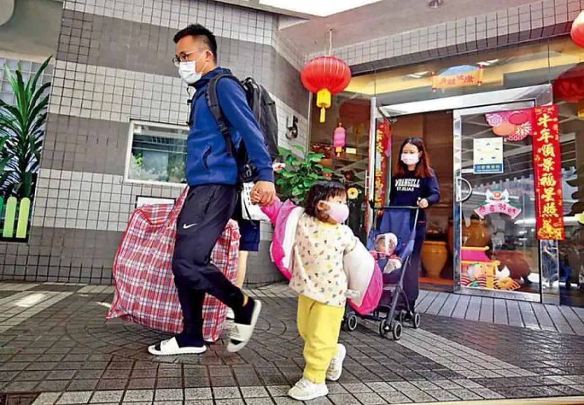 Hong Kong, Trung Quốc kéo dài các biện pháp giãn cách xã hội đến mùng 6 Tết Tân Sửu - Ảnh 1.