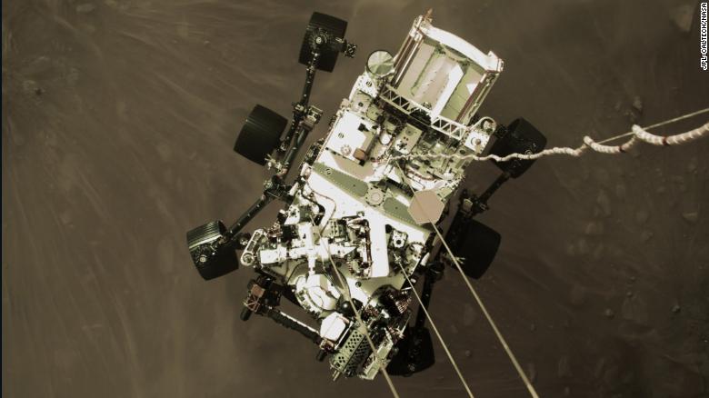 Những hình ảnh chưa từng thấy được tàu của NASA gửi về từ Sao Hỏa - Ảnh 1.