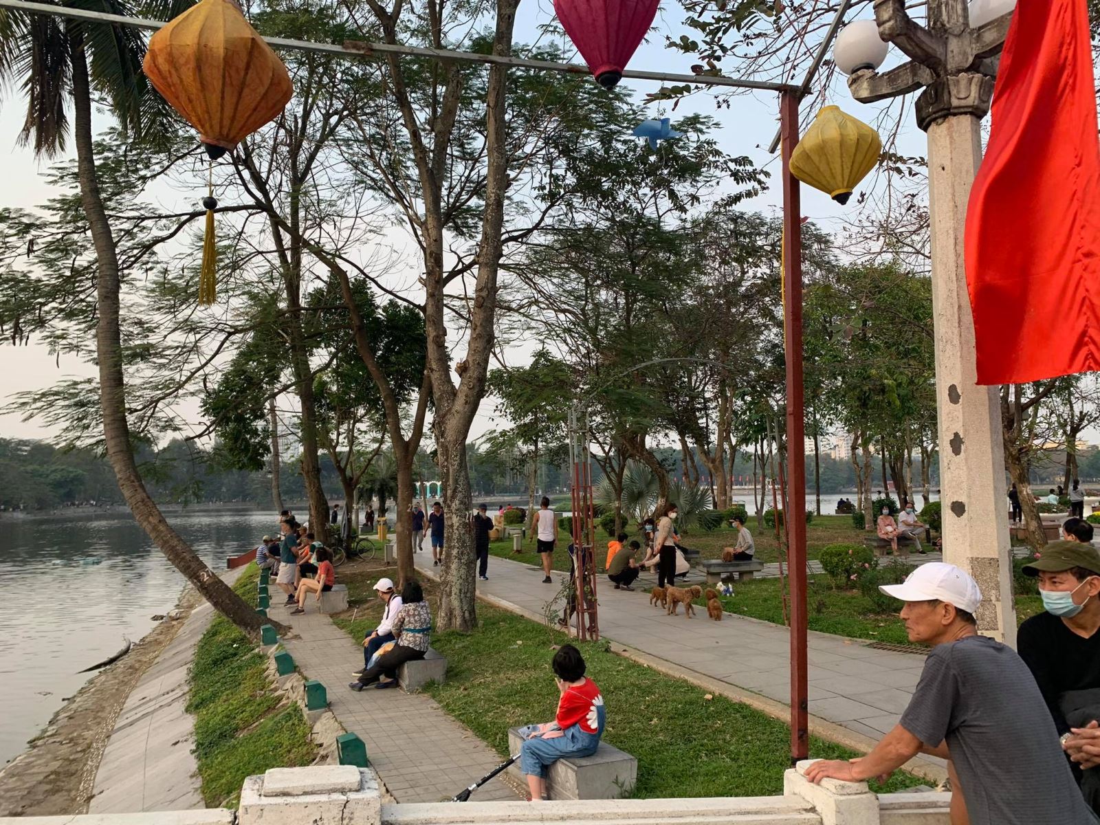 Hà Nội: Người dân vui chơi tại công viên còn lơ là trong phòng dịch COVID-19 - Ảnh 6.