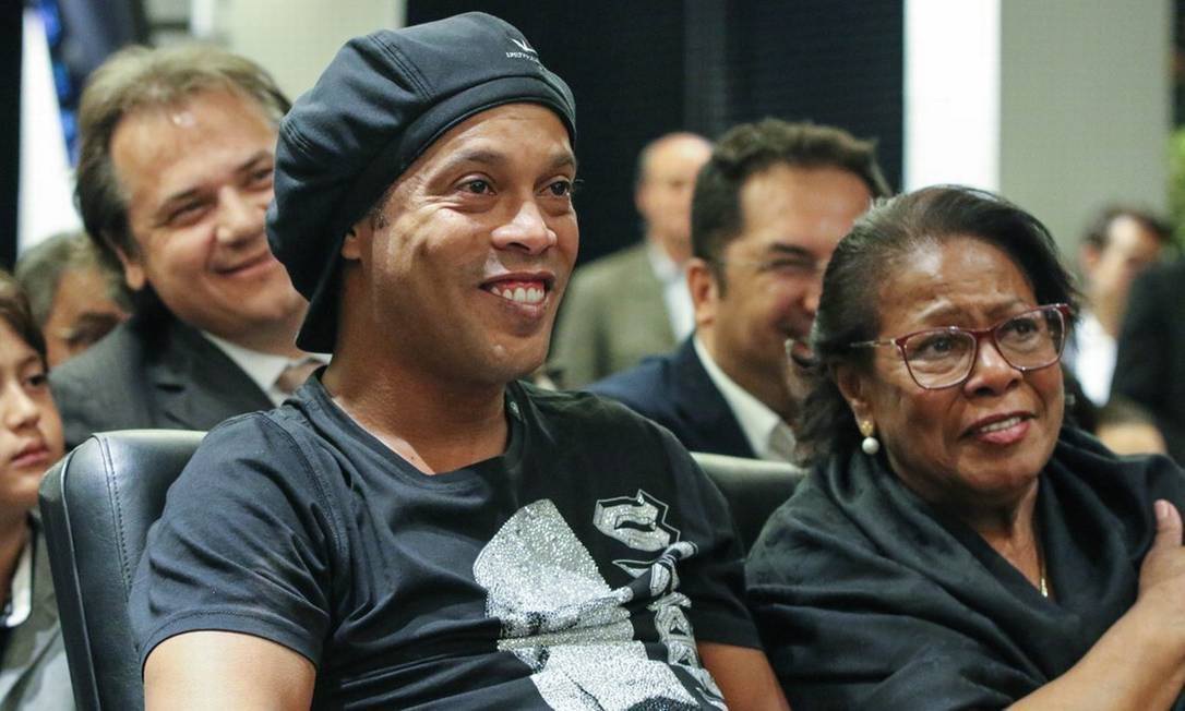 Mẹ của Ronaldinho qua đời sau khi nhiễm Covid-19 - Ảnh 2.