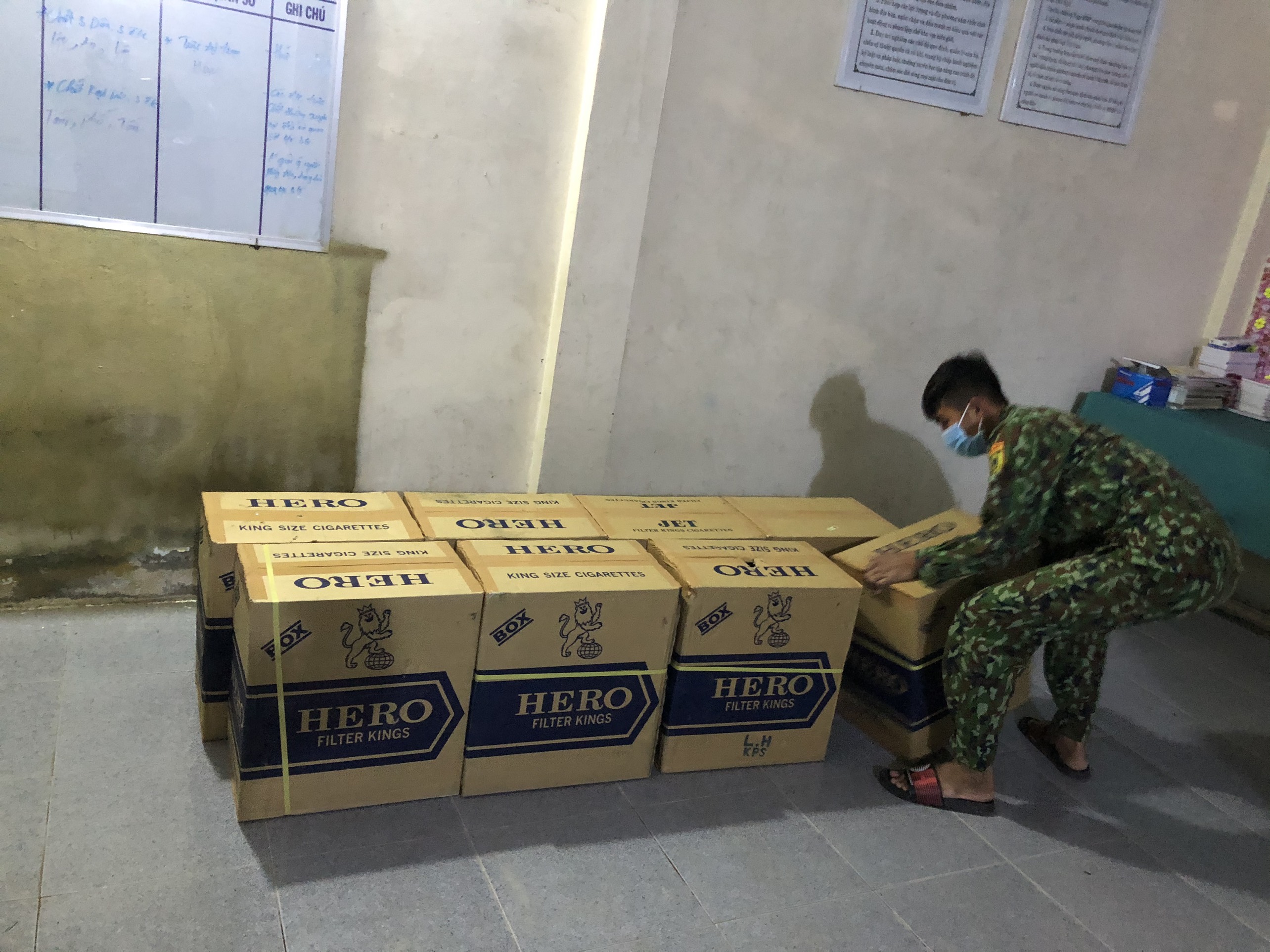 Kiên Giang: Bắt 4.500 gói thuốc lá lậu ở vùng biên Giang Thành - Ảnh 1.