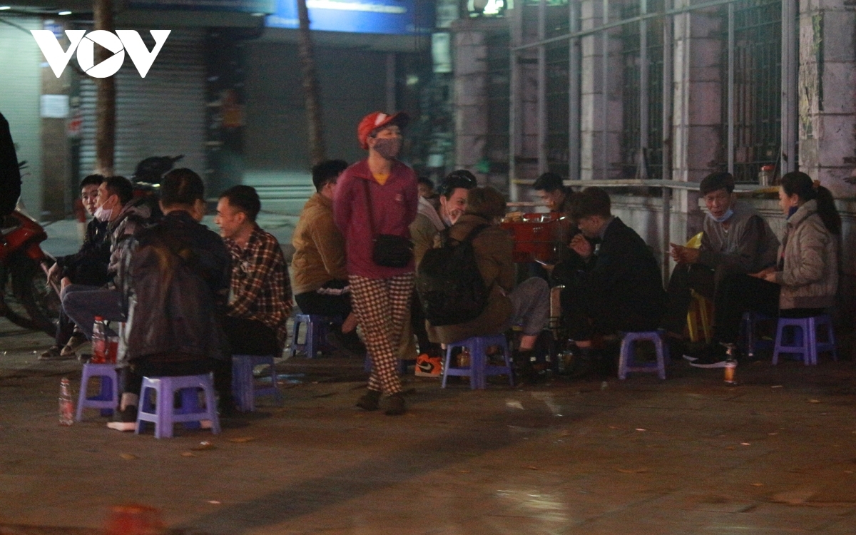 Quán trà đá, quán ăn vỉa hè ở Hà Nội ngang nhiên hoạt động: Chính quyền cơ sở có hay? - Ảnh 2.
