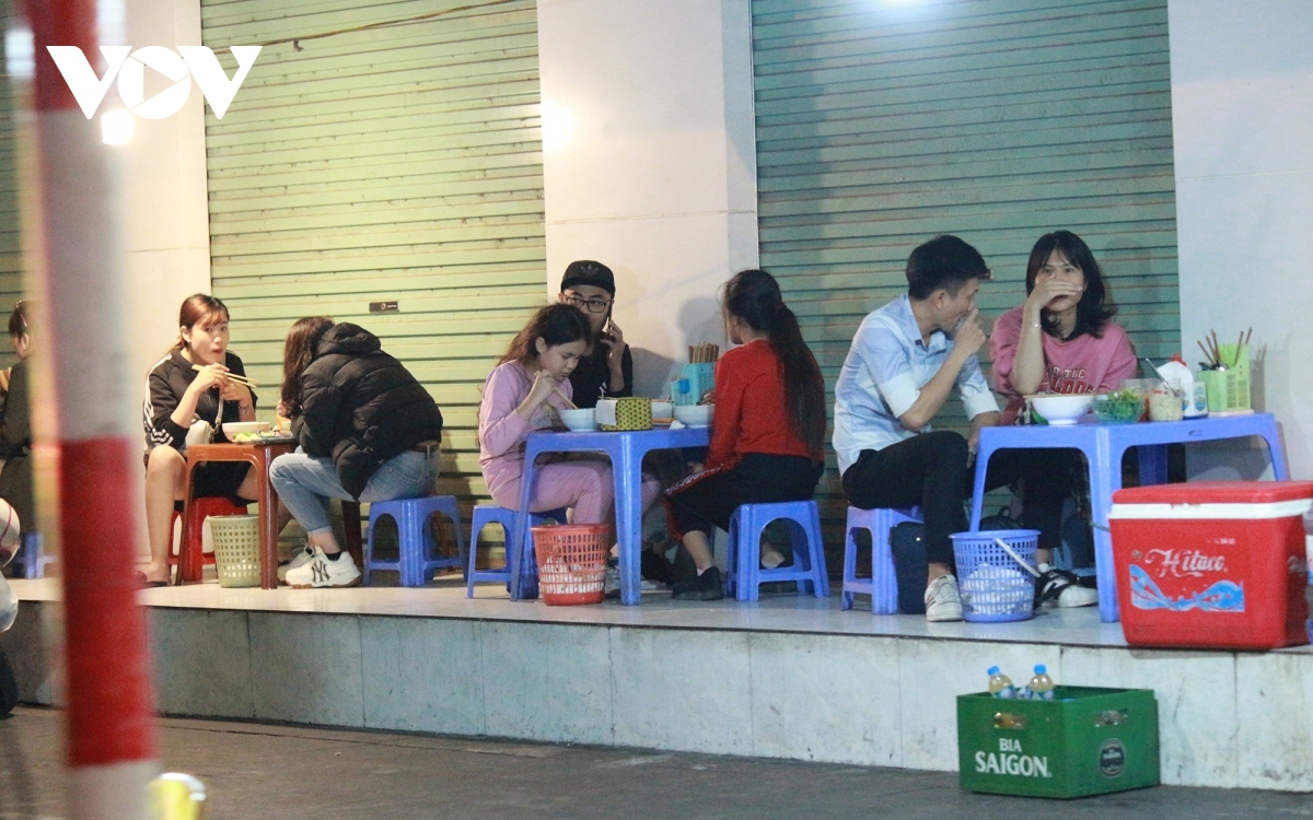 Quán trà đá, quán ăn vỉa hè ở Hà Nội ngang nhiên hoạt động: Chính quyền cơ sở có hay? - Ảnh 1.