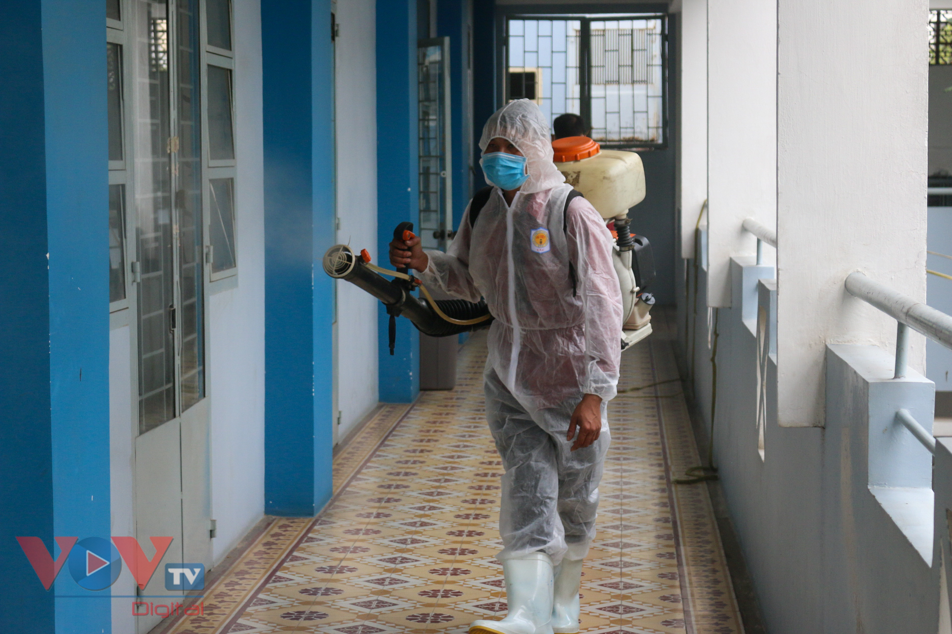 Phun xịt khử khuẩn tại trường THPT Nguyễn Du chuẩn bị học sinh quay trở lại học vào tuần sau.jpg