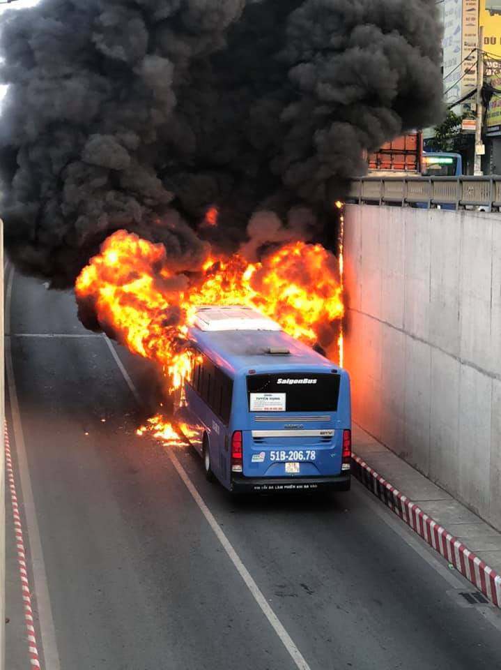 Xe buýt cháy rụi trong hầm chui An Sương - Ảnh 1.