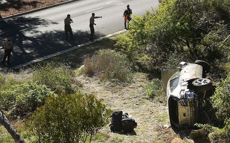 Xe sang cứu mạng golfer Tiger Woods sau tai nạn giao thông khủng khiếp - Ảnh 2.