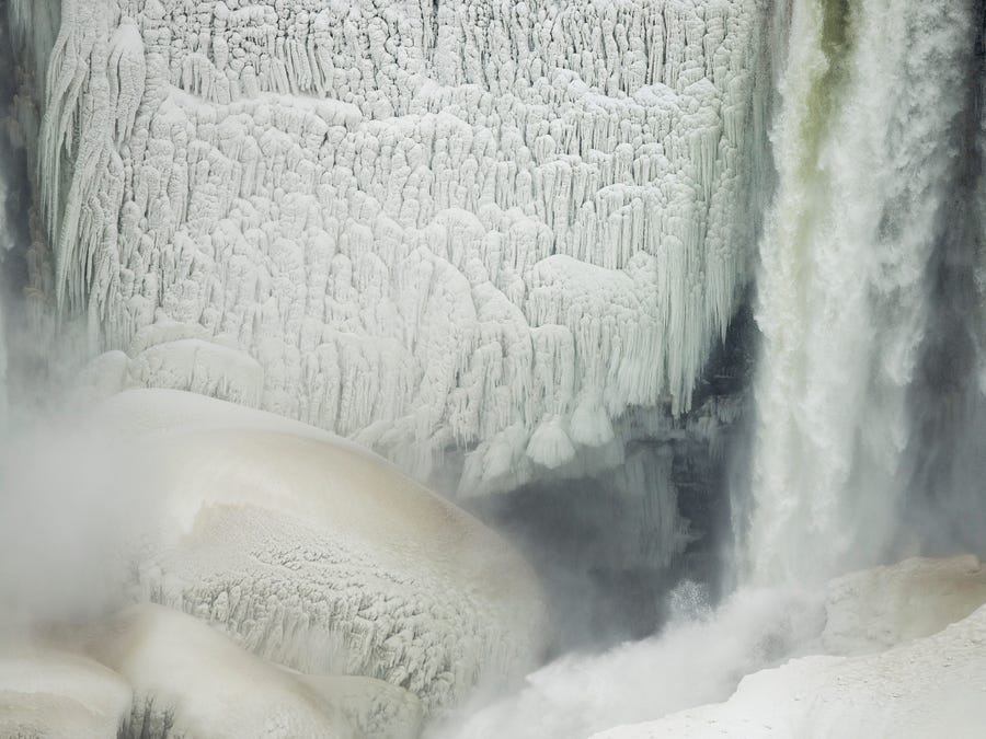 Vẻ đẹp của thác nước lớn nhất Bắc Mỹ trong băng tuyết - Ảnh 10.