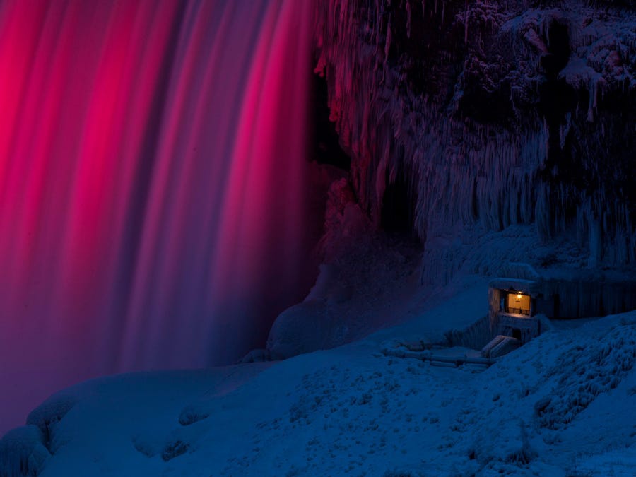 Vẻ đẹp của thác nước lớn nhất Bắc Mỹ trong băng tuyết - Ảnh 13.