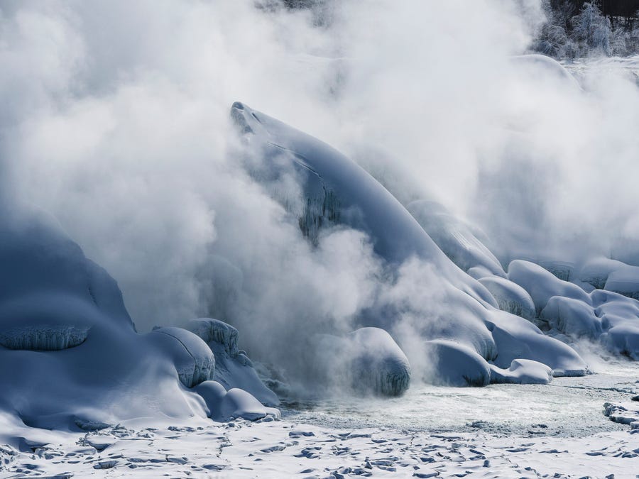 Vẻ đẹp của thác nước lớn nhất Bắc Mỹ trong băng tuyết - Ảnh 8.