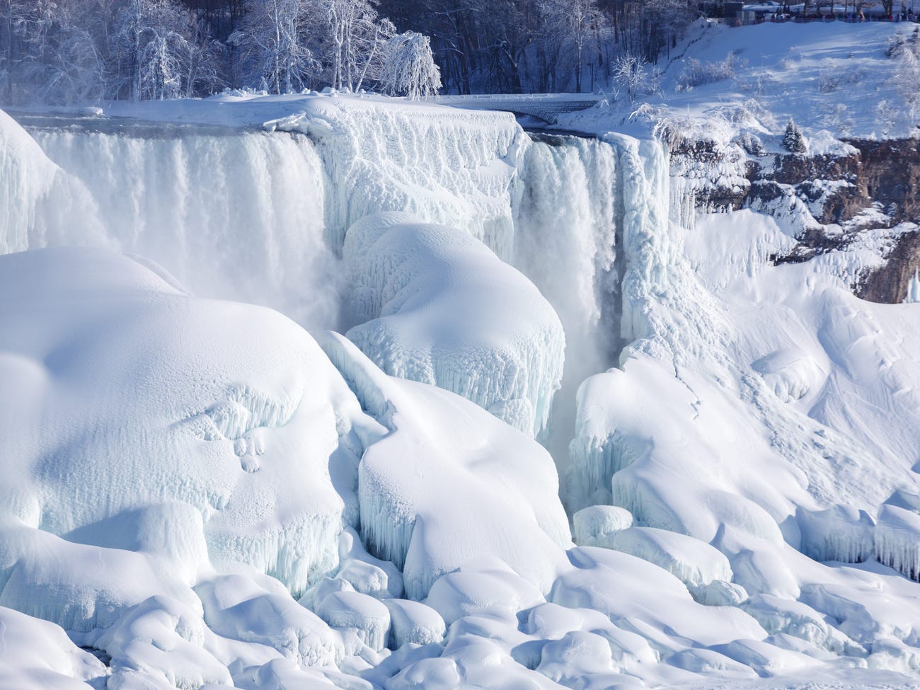 Vẻ đẹp của thác nước lớn nhất Bắc Mỹ trong băng tuyết - Ảnh 1.