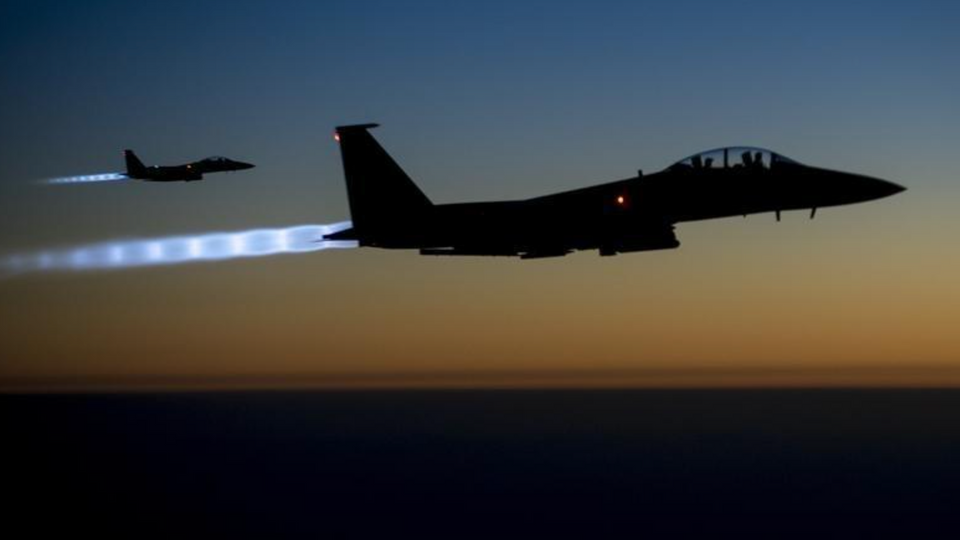Ít nhất 17 người thiệt mạng trong vụ không kích của Mỹ ở Syria - Ảnh 1.