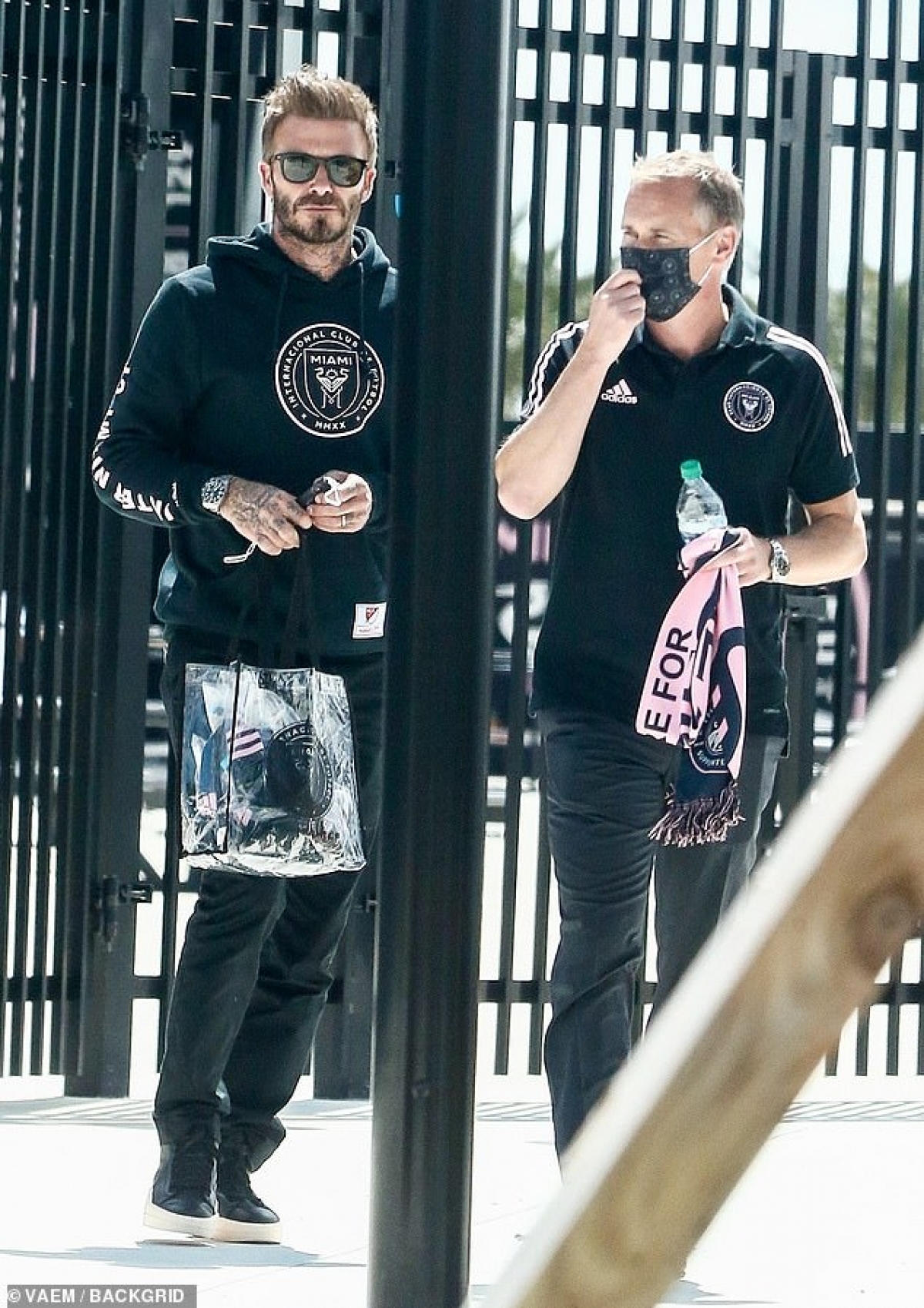 David Beckham diện đồ 'cực ngầu' bên con trai Romeo - Ảnh 4.