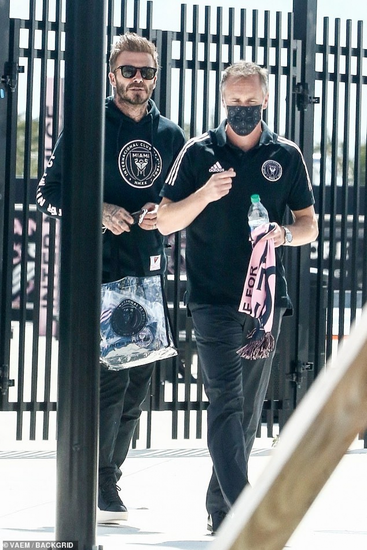 David Beckham diện đồ 'cực ngầu' bên con trai Romeo - Ảnh 5.