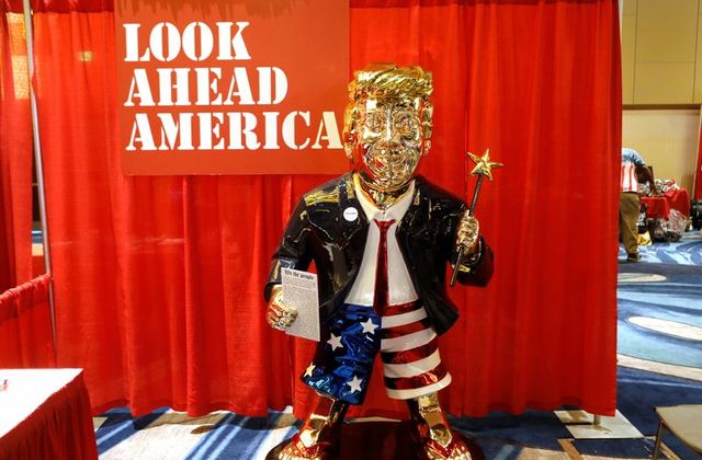 Ẩn ý sau bức tượng mạ vàng cựu Tổng thống Trump tại hội nghị bảo thủ - Ảnh 1.