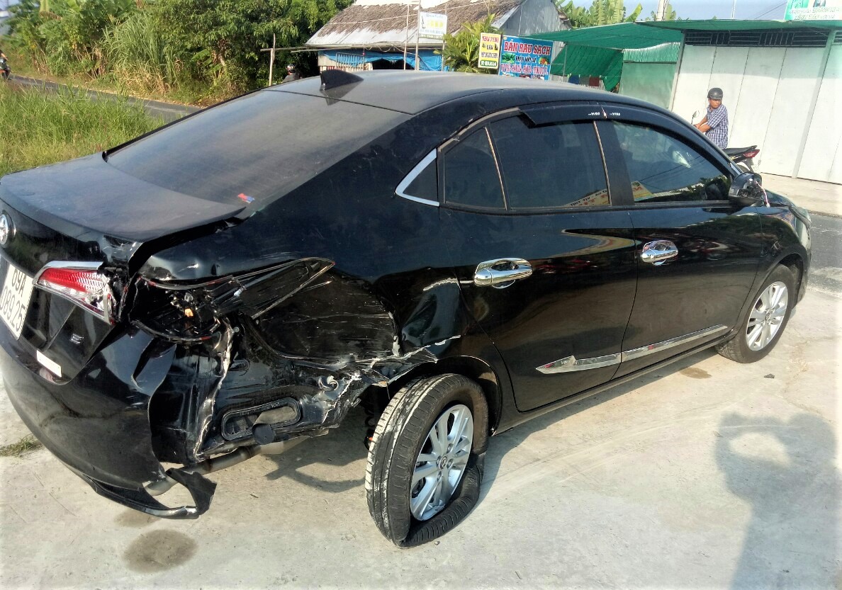 Cà Mau: Thanh niên lái xe tông vào đuôi ô tô tử vong - Ảnh 1.