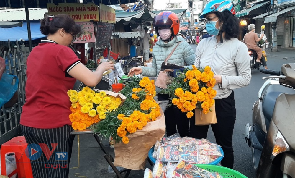Nhiều người mua hoa vạn thọ cúng Tết ông Công, ông Táo.jpg