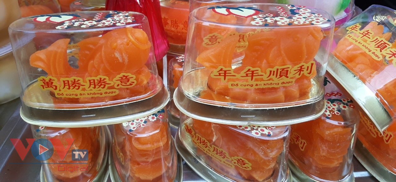 Cá chép cúng không ăn được được bày bán ở các chợ truyền thống của TP.HCM.jpg