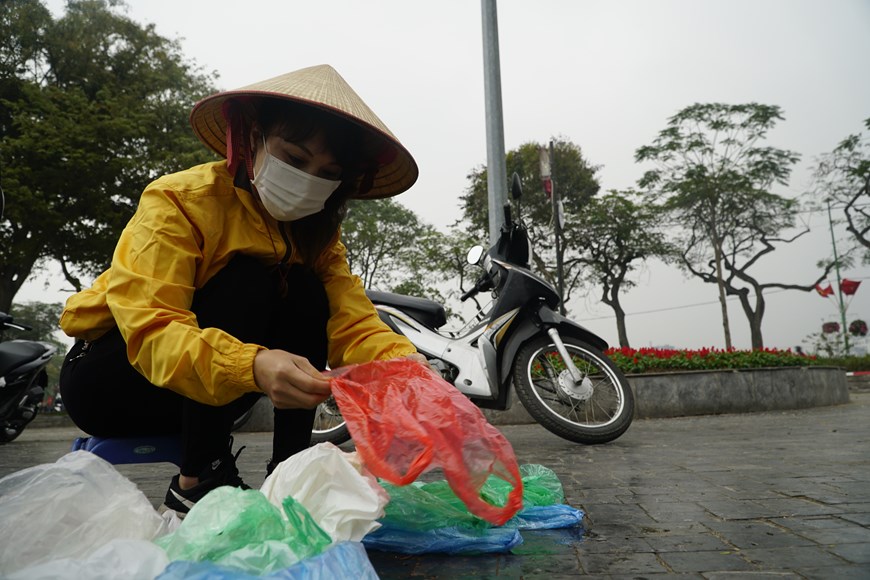 Người dân Thủ đô thả cá chép tiễn ông Táo về trời - Ảnh 10.