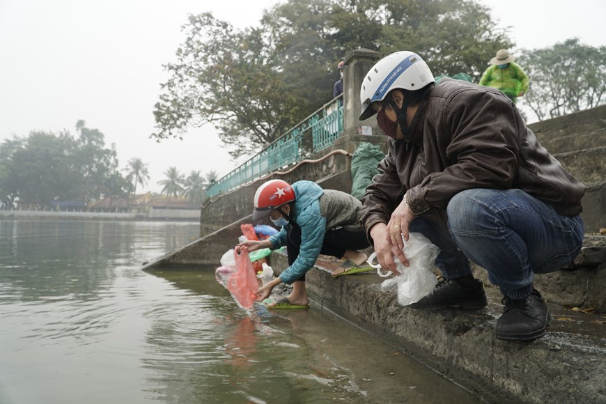 Người dân Thủ đô thả cá chép tiễn ông Táo về trời - Ảnh 6.