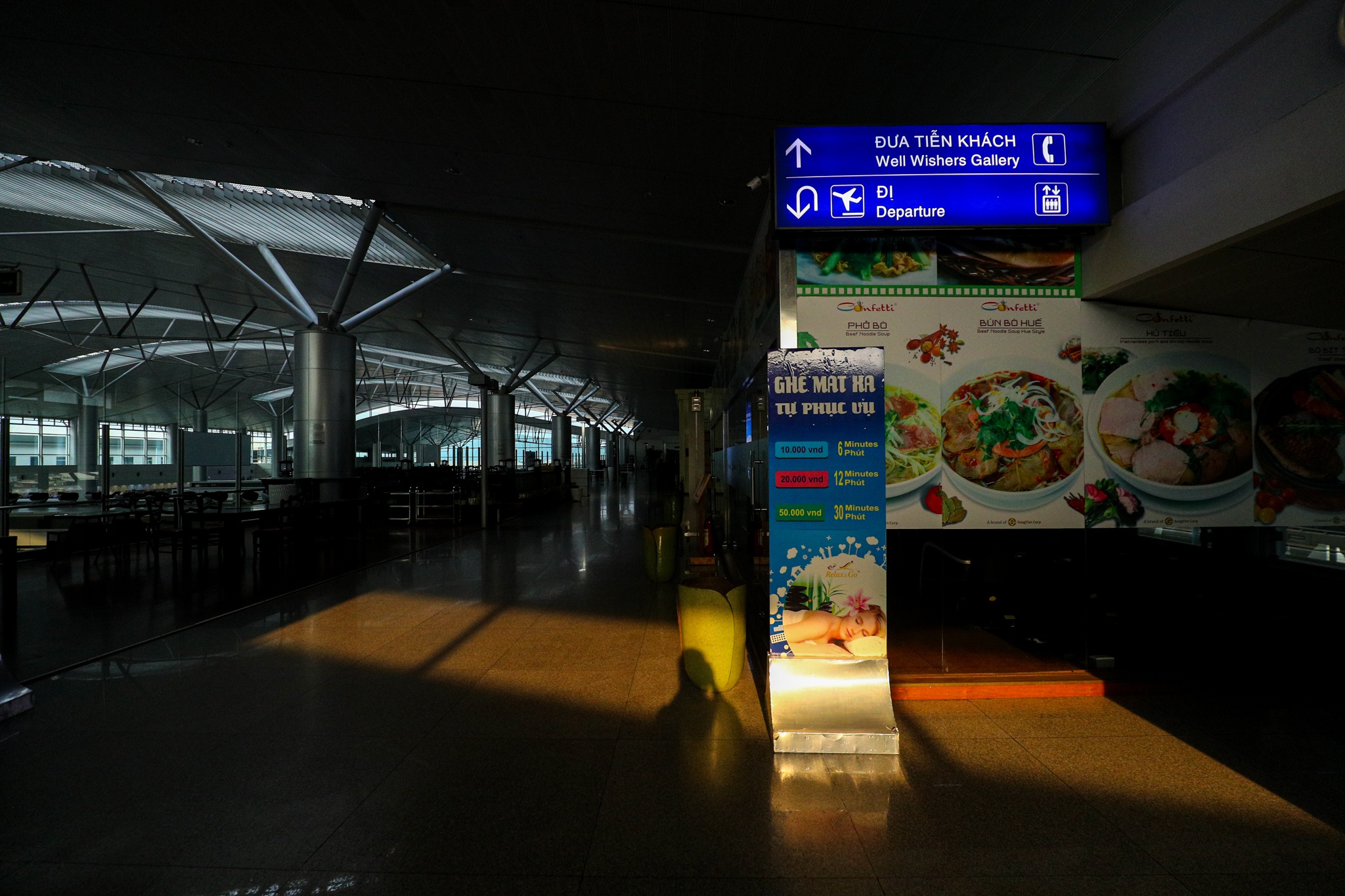 Cảnh vắng lặng chưa từng có ở ga quốc tế Tân Sơn Nhất dịp Tết - Ảnh 7.