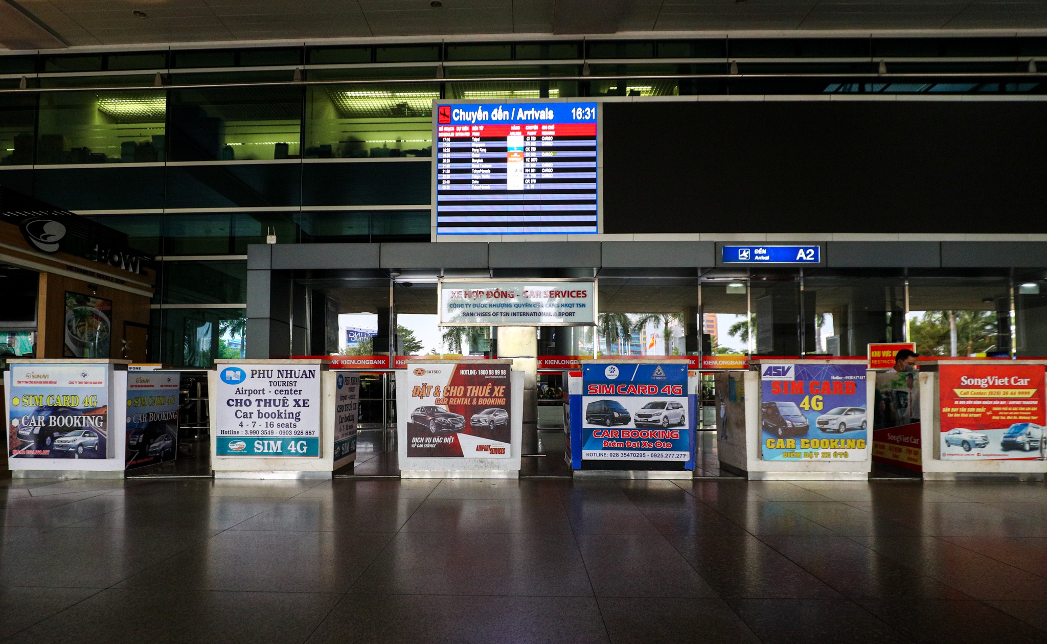 Cảnh vắng lặng chưa từng có ở ga quốc tế Tân Sơn Nhất dịp Tết - Ảnh 4.