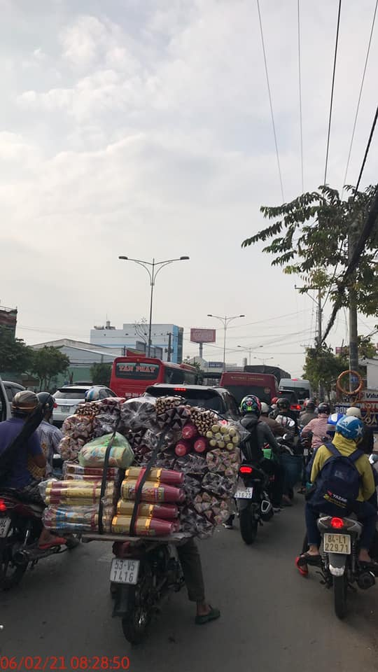 Tiền Giang-Bến Tre: Cửa ngõ miền Tây tiếp tục kẹt xe nghiêm trọng - Ảnh 1.