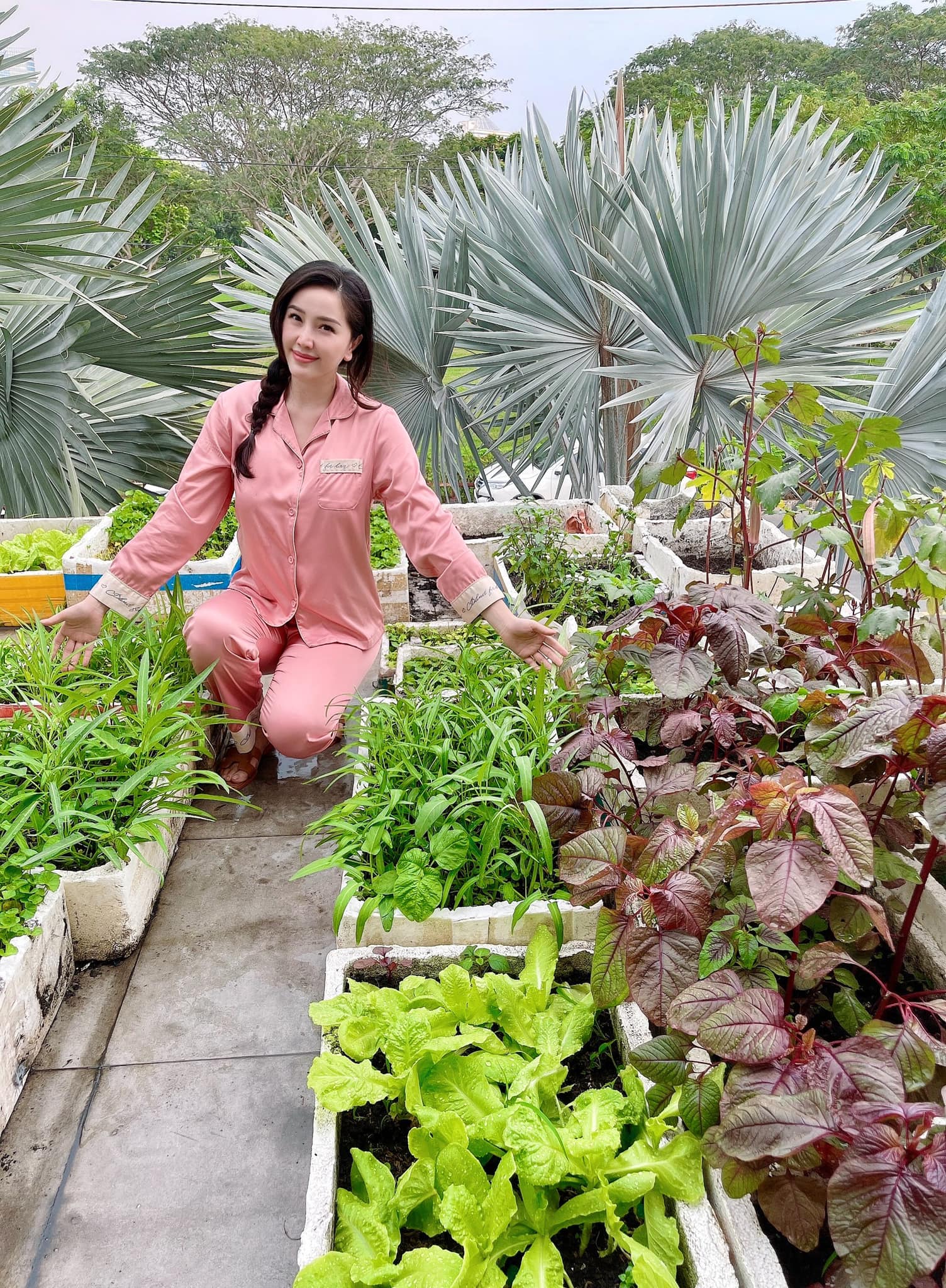 Cách Bảo Thy 'chill' bên trong biệt thự hào môn: Chán du lịch 'chanh sả' thì về trồng rau, diện dép lê gần 16 triệu thăm vườn - Ảnh 1.