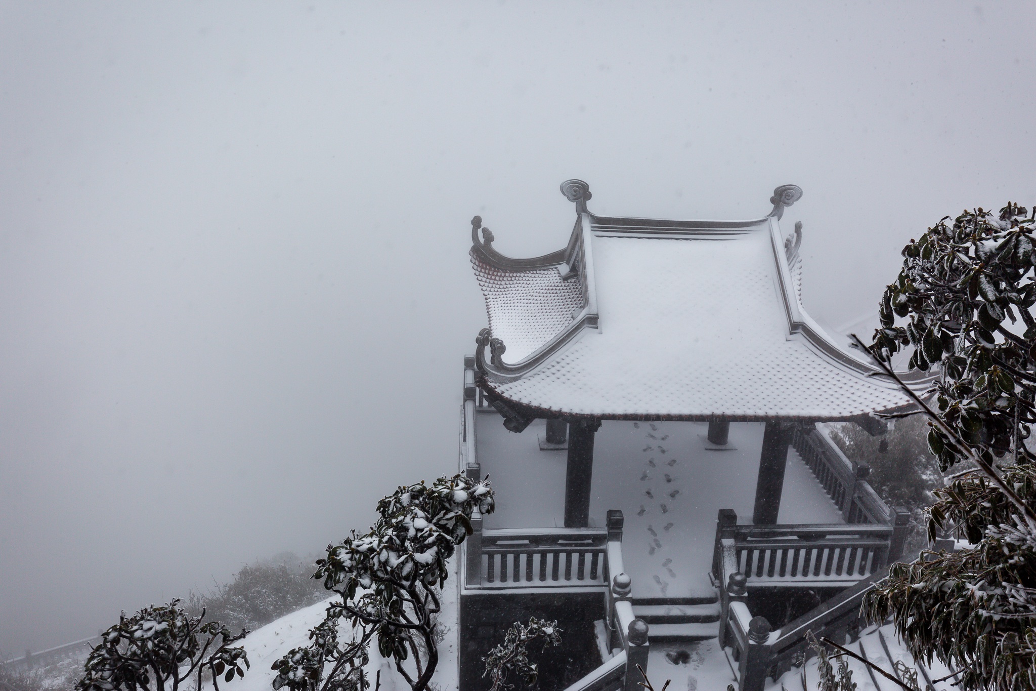 Du khách đổ về Fansipan ngắm cảnh tuyết rơi dày đặc như trời Âu - Ảnh 2.