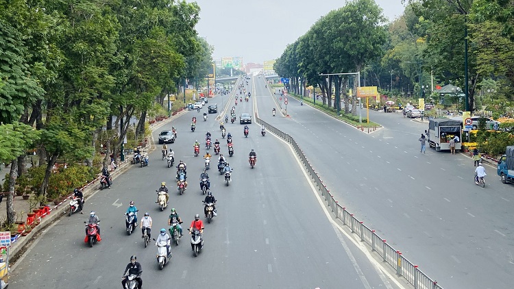 Đường phố TP Hồ Chí Minh vắng hoe trong ngày 28 tháng Chạp - Ảnh 2.