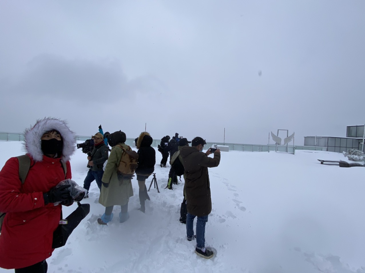 Du khách đổ về Fansipan ngắm cảnh tuyết rơi dày đặc như trời Âu - Ảnh 6.