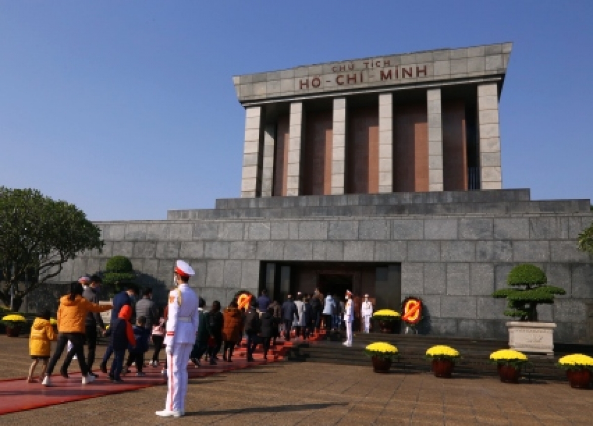 Lăng Chủ tịch Hồ Chí Minh mở cửa đón tiếp nhân dân ngày mùng 1 Tết Nguyên đán - Ảnh 1.