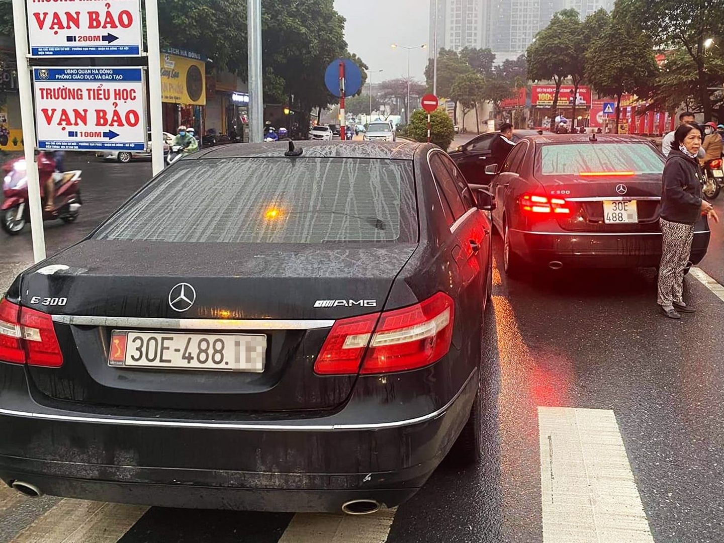 Công an xác minh vụ 2 chiếc Mercedes E300 cùng biển số ở Hà Nội - Ảnh 1.