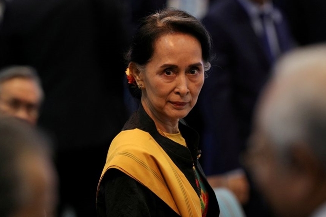 Bà Suu Kyi lần đầu xuất hiện sau khi bị quân đội Myanmar bắt giữ - Ảnh 1.