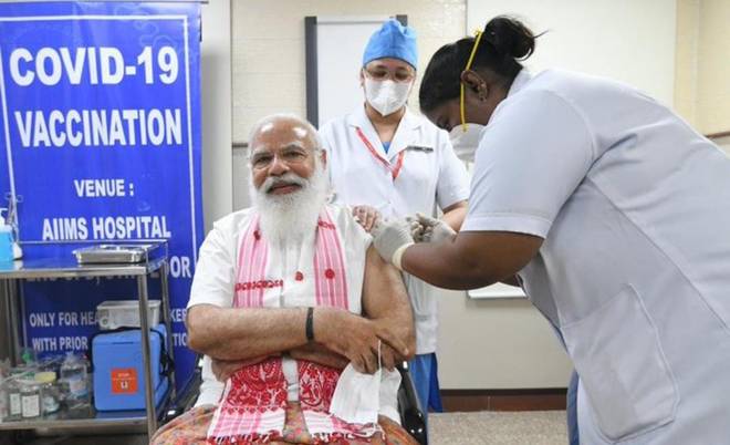 Thủ tướng Ấn Độ Modi tiêm mũi vaccine COVID-19 đầu tiên - Ảnh 1.