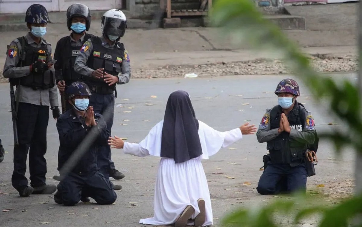 Nữ tu sĩ Myanmar quỳ gối xin cảnh sát Myanmar không bắn người biểu tình - Ảnh 1.