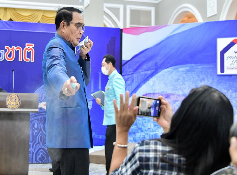 Thủ tướng Thái Lan bất ngờ xịt nước sát khuẩn vào phóng viên - Ảnh 1.