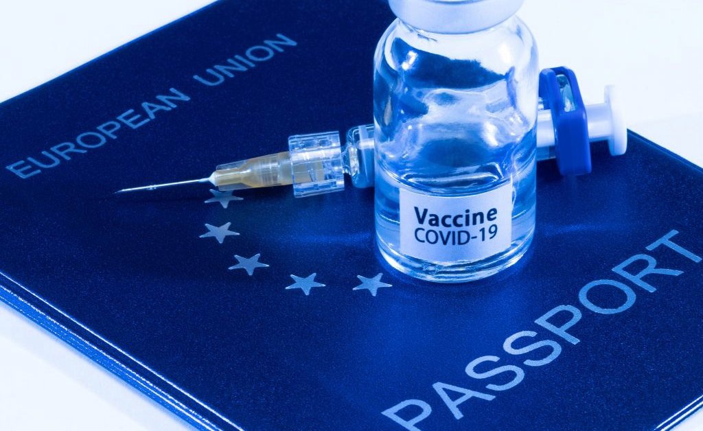Người có 'hộ chiếu vắc xin' về Việt Nam có phải cách ly 14 ngày? - Ảnh 1.