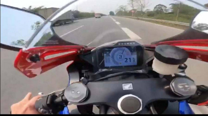 Đã xác định được xe máy chạy tốc độ gần 300 km/h trên Đại lộ Thăng Long - Ảnh 1.