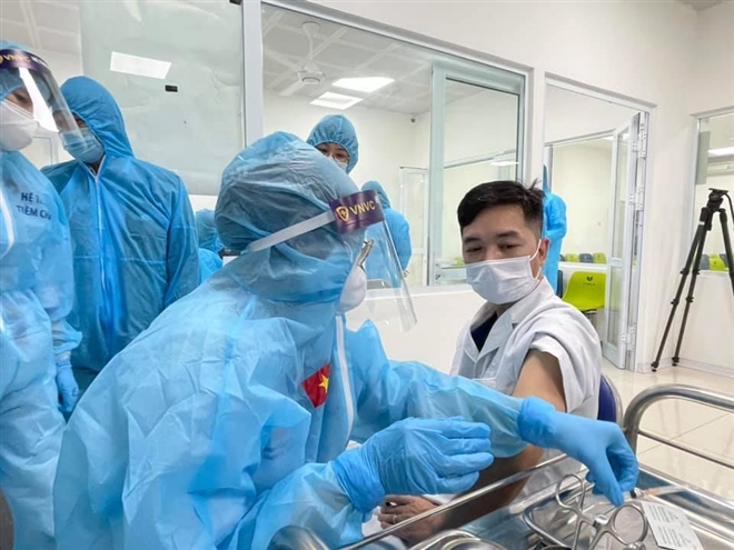 Việt Nam ghi nhận thêm 4 người sốc phản vệ sau tiêm vaccine COVID-19 - Ảnh 1.