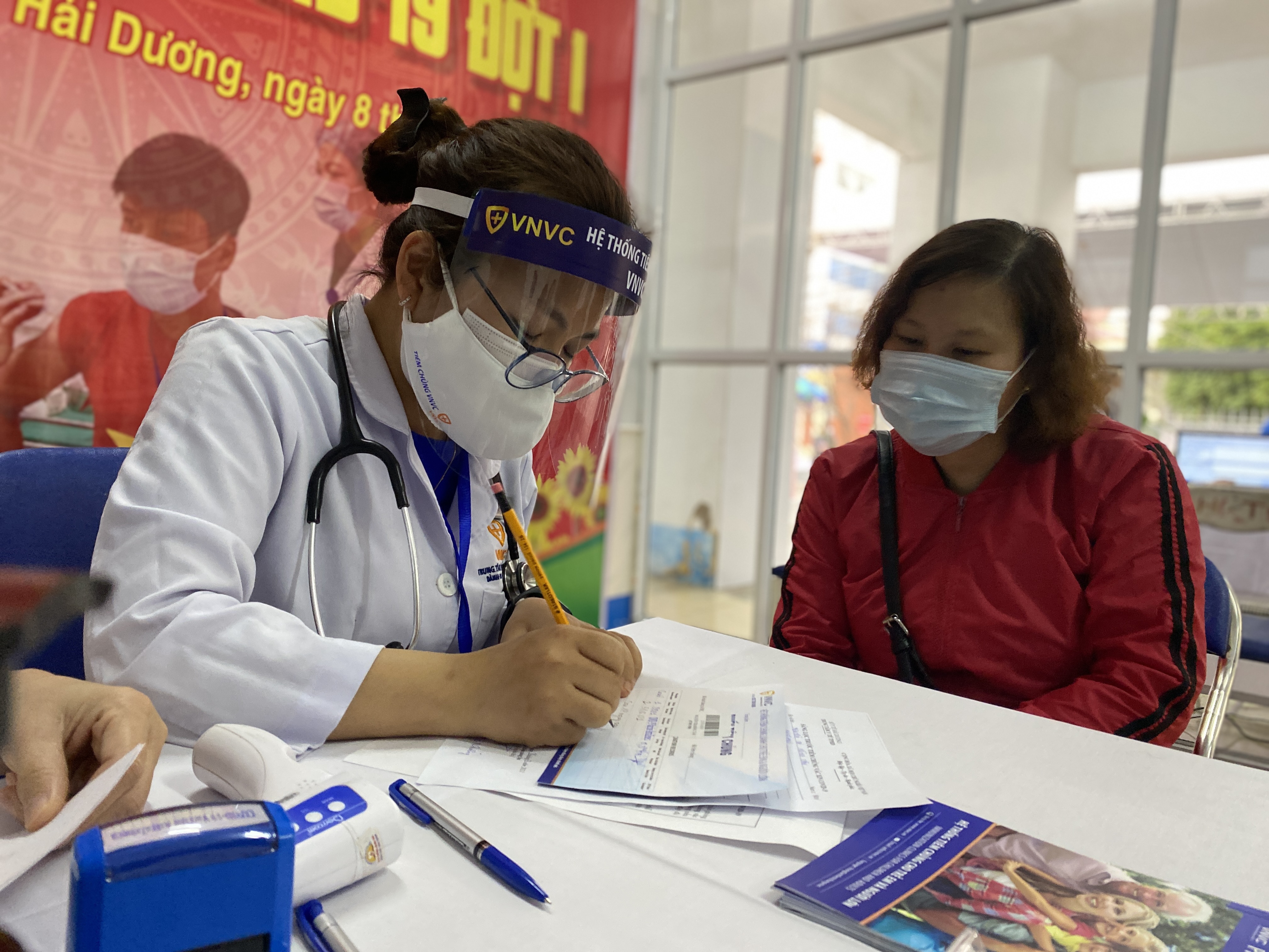 Việt Nam chưa ghi nhận hiện tượng đông máu sau tiêm vaccine của AstraZeneca - Ảnh 2.