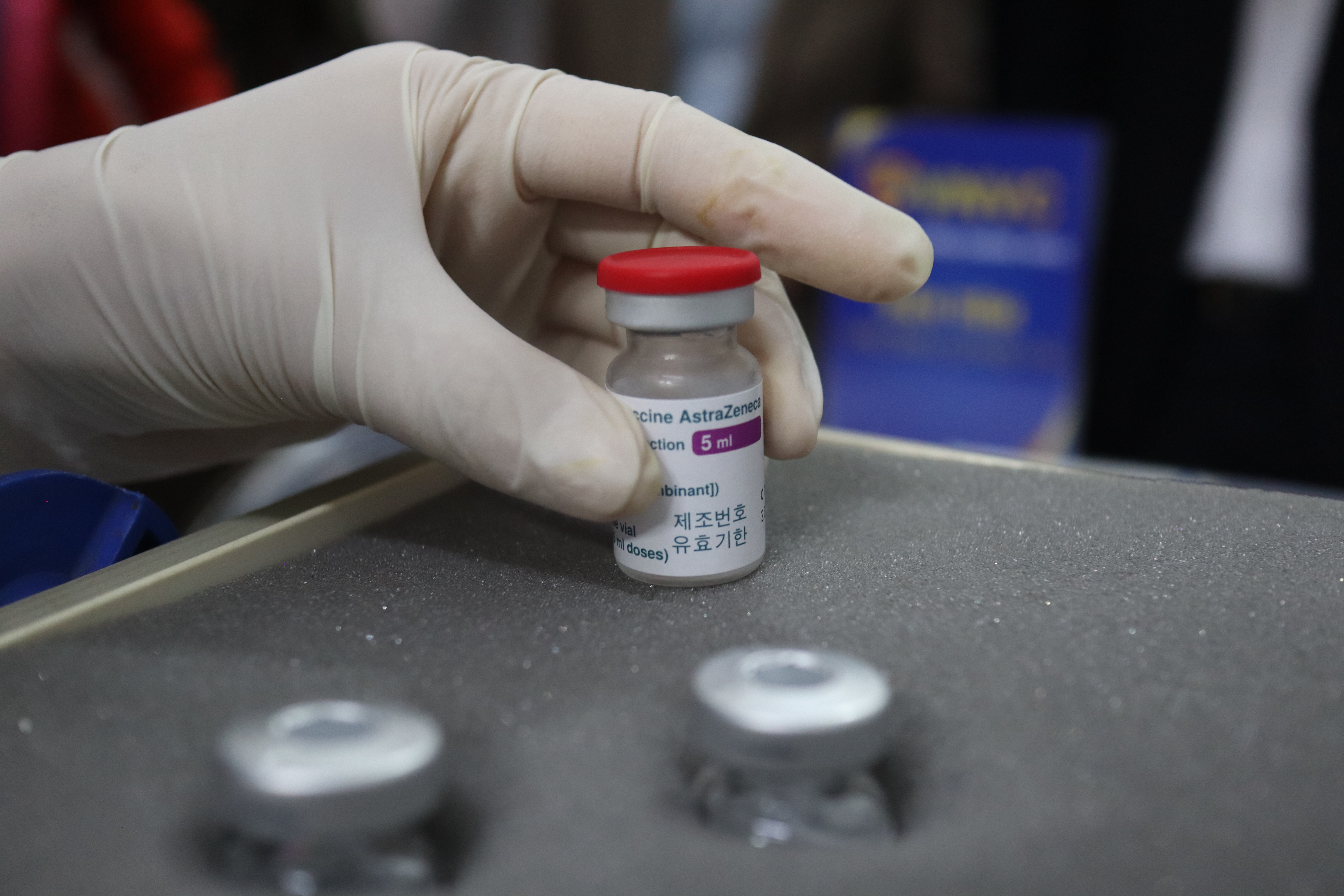 Việt Nam chưa ghi nhận hiện tượng đông máu sau tiêm vaccine của AstraZeneca - Ảnh 1.