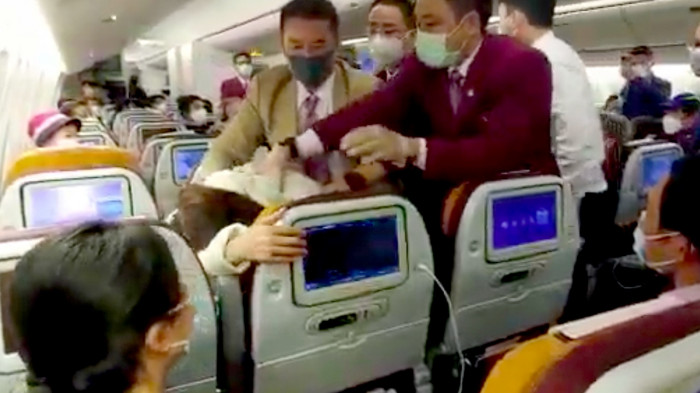 Mâu thuẫn trên máy bay, tiếp viên Trung Quốc đánh phi công gãy răng - Ảnh 1.
