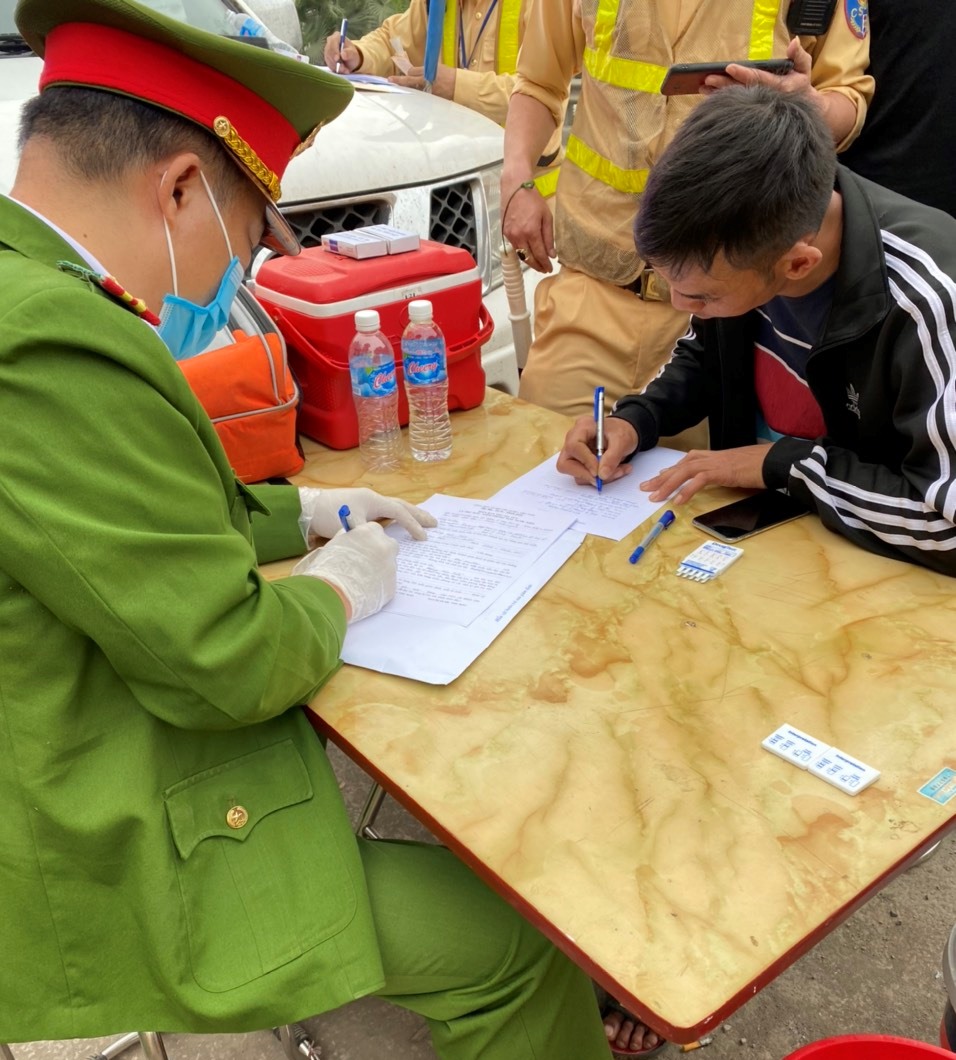 Xử phạt nặng lái xe dương tính với ma túy trên tuyến cao tốc Hà Nội - Thái Nguyên - Ảnh 1.